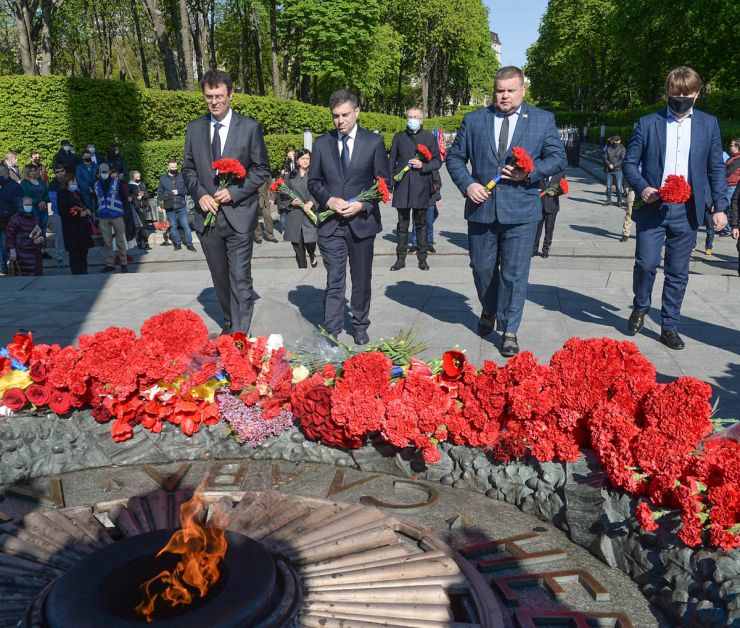 Голова Верховної Ради України Дмитро Разумков, Перший заступник Голови Руслан Стефанчук та голови комітетів Парламенту України взяли участь у церемонії вшанування пам’яті загиблих у зв’язку з 76-ю річницею Перемоги над нацизмом у Другій світовій війні 1939-1945 років та поклали квіти до пам’ятника на могилі Невідомого Солдата.