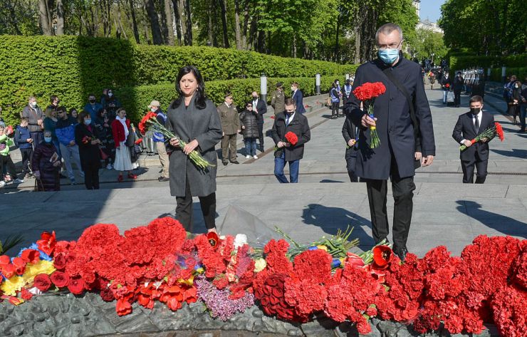 Голова Верховної Ради України Дмитро Разумков, Перший заступник Голови Руслан Стефанчук та голови комітетів Парламенту України взяли участь у церемонії вшанування пам’яті загиблих у зв’язку з 76-ю річницею Перемоги над нацизмом у Другій світовій війні 1939-1945 років та поклали квіти до пам’ятника на могилі Невідомого Солдата.