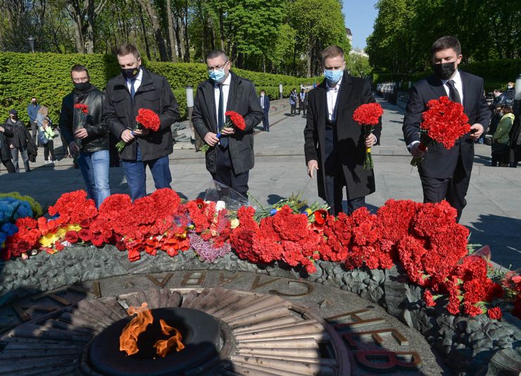 Голова Верховної Ради України Дмитро Разумков, Перший заступник Голови Руслан Стефанчук та голови комітетів Парламенту України взяли участь у церемонії вшанування пам’яті загиблих у зв’язку з 76-ю річницею Перемоги над нацизмом у Другій світовій війні 1939-1945 років та поклали квіти до пам’ятника на могилі Невідомого Солдата.