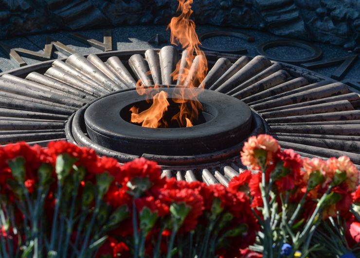 Голова Верховної Ради України Дмитро Разумков, Перший заступник Голови Руслан Стефанчук та голови комітетів Парламенту України взяли участь у церемонії вшанування пам’яті загиблих у зв’язку з 76-ю річницею Перемоги над нацизмом у Другій світовій війні 1939-1945 років та поклали квіти до пам’ятника на могилі Невідомого Солдата.