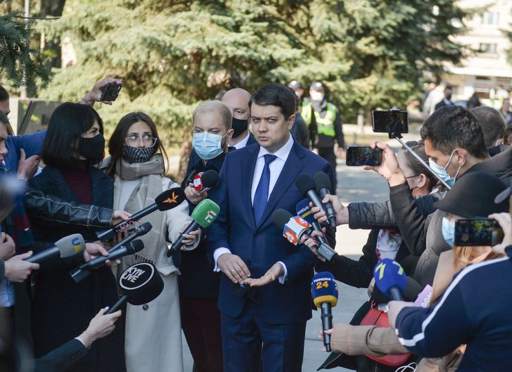 Голова Верховної Ради України Дмитро Разумков, Перший заступник Голови Руслан Стефанчук та голови комітетів Парламенту України взяли участь у церемонії вшанування пам’яті загиблих у зв’язку з 76-ю річницею Перемоги над нацизмом у Другій світовій війні 1939-1945 років та поклали квіти до пам’ятника на могилі Невідомого Солдата.