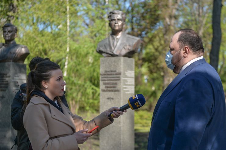 Голова Верховної Ради України Дмитро Разумков, Перший заступник Голови Руслан Стефанчук та голови комітетів Парламенту України взяли участь у церемонії вшанування пам’яті загиблих у зв’язку з 76-ю річницею Перемоги над нацизмом у Другій світовій війні 1939-1945 років та поклали квіти до пам’ятника на могилі Невідомого Солдата.