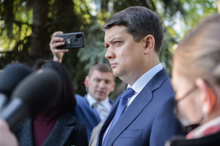 Голова Верховної Ради України Дмитро Разумков, Перший заступник Голови Руслан Стефанчук та голови комітетів Парламенту України взяли участь у церемонії вшанування пам’яті загиблих у зв’язку з 76-ю річницею Перемоги над нацизмом у Другій світовій війні 1939-1945 років та поклали квіти до пам’ятника на могилі Невідомого Солдата.