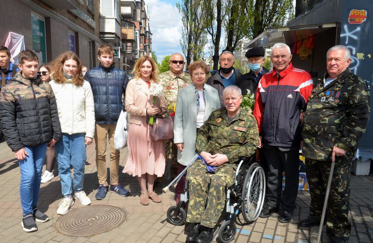 Урочисте відкриття меморіальної дошки з нагоди Дня Перемоги над нацизмом у Другій Світовій війні на будинку, в якому мешкав уславлений син України, видатний бойовий льотчик генерал-лейтенант авіації А.К. Недбайло – Двічі Герой Радянського Союзу, Лицар ордена Богдана Хмельницького.