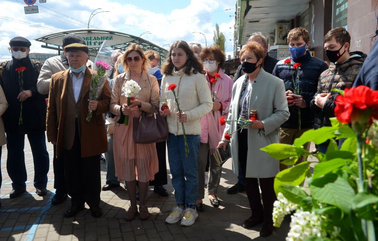 Урочисте відкриття меморіальної дошки з нагоди Дня Перемоги над нацизмом у Другій Світовій війні на будинку, в якому мешкав уславлений син України, видатний бойовий льотчик генерал-лейтенант авіації А.К. Недбайло – Двічі Герой Радянського Союзу, Лицар ордена Богдана Хмельницького.