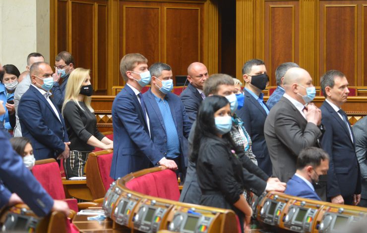 Пленарне засідання Верховної Ради України.

Голова Верховної Ради України Дмитро Разумков відкрив пленарне засідання.

Головуючий зазначив, що сьогодні День пам’яті жертв геноциду кримськотатарського народу.
На пропозицію Голови Верховної Ради України народні депутати хвилиною мовчання вшанували пам’ять всіх, хто загинув у цій трагедії.
Народні депутати продовжують розглядати правки до проекту Закону про внесення змін до деяких законодавчих актів щодо продажу земельних ділянок державної та комунальної власності або прав на них (оренди, суперфіцію, емфітевзису) через електронні аукціони №2195.

