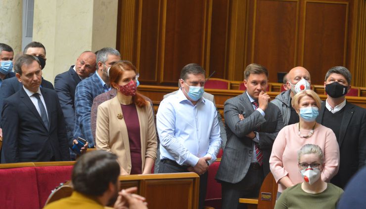 Пленарне засідання Верховної Ради України.

Голова Верховної Ради України Дмитро Разумков відкрив пленарне засідання.

Головуючий зазначив, що сьогодні День пам’яті жертв геноциду кримськотатарського народу.
На пропозицію Голови Верховної Ради України народні депутати хвилиною мовчання вшанували пам’ять всіх, хто загинув у цій трагедії.
Народні депутати продовжують розглядати правки до проекту Закону про внесення змін до деяких законодавчих актів щодо продажу земельних ділянок державної та комунальної власності або прав на них (оренди, суперфіцію, емфітевзису) через електронні аукціони №2195.
