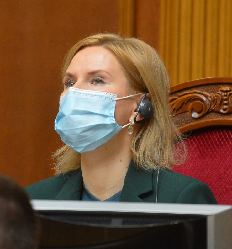 Пленарне засідання Верховної Ради України.

Голова Верховної Ради України Дмитро Разумков відкрив пленарне засідання.

Головуючий зазначив, що сьогодні День пам’яті жертв геноциду кримськотатарського народу.
На пропозицію Голови Верховної Ради України народні депутати хвилиною мовчання вшанували пам’ять всіх, хто загинув у цій трагедії.
Народні депутати продовжують розглядати правки до проекту Закону про внесення змін до деяких законодавчих актів щодо продажу земельних ділянок державної та комунальної власності або прав на них (оренди, суперфіцію, емфітевзису) через електронні аукціони №2195. Олена Кондратюк 
