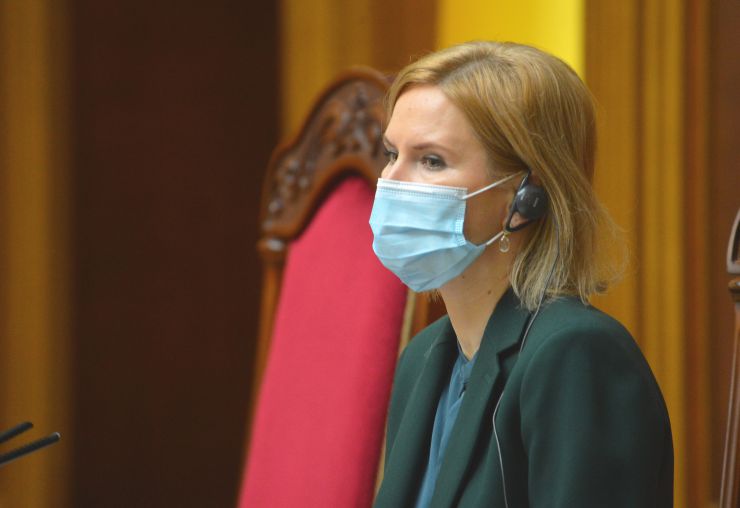 Пленарне засідання Верховної Ради України.

Голова Верховної Ради України Дмитро Разумков відкрив пленарне засідання.

Головуючий зазначив, що сьогодні День пам’яті жертв геноциду кримськотатарського народу.
На пропозицію Голови Верховної Ради України народні депутати хвилиною мовчання вшанували пам’ять всіх, хто загинув у цій трагедії.
Народні депутати продовжують розглядати правки до проекту Закону про внесення змін до деяких законодавчих актів щодо продажу земельних ділянок державної та комунальної власності або прав на них (оренди, суперфіцію, емфітевзису) через електронні аукціони №2195. Олена Кондратюк 

