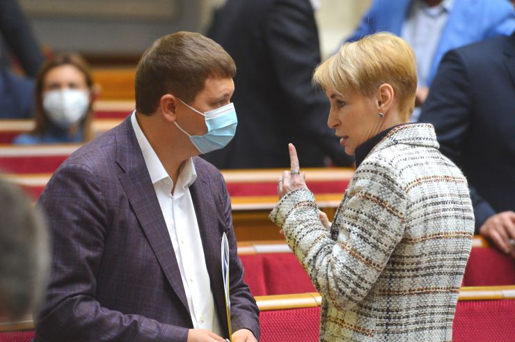 Пленарне засідання Верховної Ради України.

Голова Верховної Ради України Дмитро Разумков відкрив пленарне засідання.

Головуючий зазначив, що сьогодні День пам’яті жертв геноциду кримськотатарського народу.
На пропозицію Голови Верховної Ради України народні депутати хвилиною мовчання вшанували пам’ять всіх, хто загинув у цій трагедії.
Народні депутати продовжують розглядати правки до проекту Закону про внесення змін до деяких законодавчих актів щодо продажу земельних ділянок державної та комунальної власності або прав на них (оренди, суперфіцію, емфітевзису) через електронні аукціони №2195. В`ячеслав Медяник Єлізавета Богуцька СН
