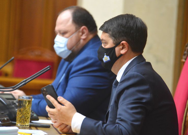 Пленарне засідання Верховної Ради України.

Голова Верховної Ради України Дмитро Разумков відкрив пленарне засідання.

Головуючий зазначив, що сьогодні День пам’яті жертв геноциду кримськотатарського народу.
На пропозицію Голови Верховної Ради України народні депутати хвилиною мовчання вшанували пам’ять всіх, хто загинув у цій трагедії.
Народні депутати продовжують розглядати правки до проекту Закону про внесення змін до деяких законодавчих актів щодо продажу земельних ділянок державної та комунальної власності або прав на них (оренди, суперфіцію, емфітевзису) через електронні аукціони №2195.
