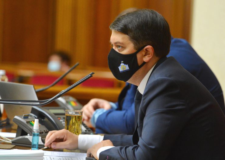 Пленарне засідання Верховної Ради України.

Голова Верховної Ради України Дмитро Разумков відкрив пленарне засідання.

Головуючий зазначив, що сьогодні День пам’яті жертв геноциду кримськотатарського народу.
На пропозицію Голови Верховної Ради України народні депутати хвилиною мовчання вшанували пам’ять всіх, хто загинув у цій трагедії.
Народні депутати продовжують розглядати правки до проекту Закону про внесення змін до деяких законодавчих актів щодо продажу земельних ділянок державної та комунальної власності або прав на них (оренди, суперфіцію, емфітевзису) через електронні аукціони №2195.
