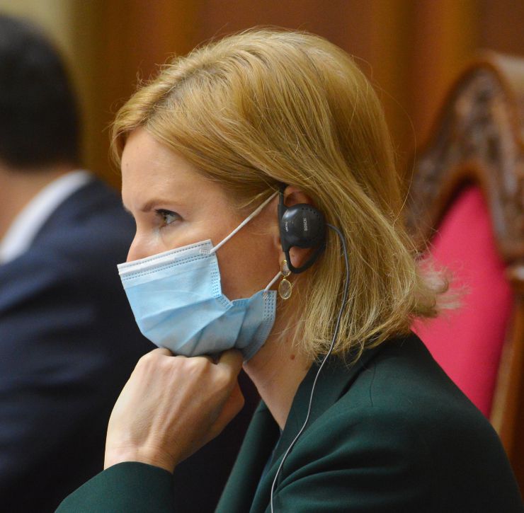Пленарне засідання Верховної Ради України.

Голова Верховної Ради України Дмитро Разумков відкрив пленарне засідання.

Головуючий зазначив, що сьогодні День пам’яті жертв геноциду кримськотатарського народу.
На пропозицію Голови Верховної Ради України народні депутати хвилиною мовчання вшанували пам’ять всіх, хто загинув у цій трагедії.
Народні депутати продовжують розглядати правки до проекту Закону про внесення змін до деяких законодавчих актів щодо продажу земельних ділянок державної та комунальної власності або прав на них (оренди, суперфіцію, емфітевзису) через електронні аукціони №2195. Олена Кондратюк 
