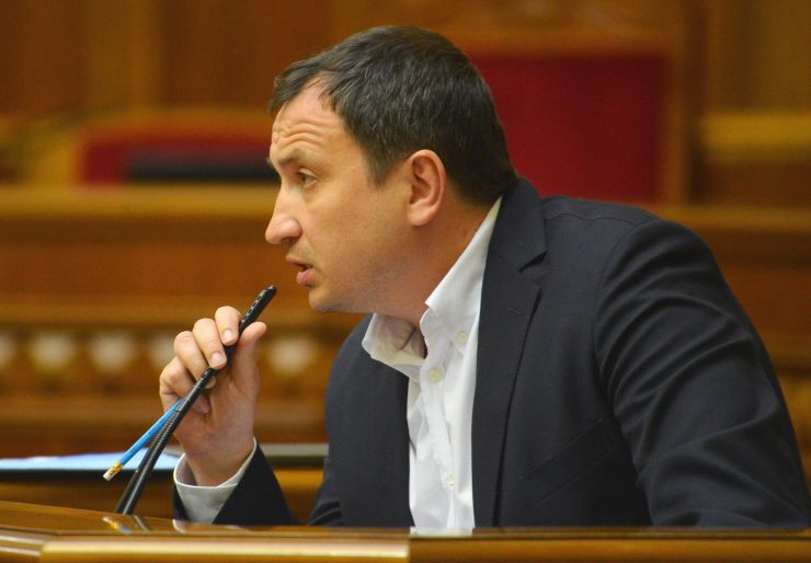 Пленарне засідання Верховної Ради України.

Голова Верховної Ради України Дмитро Разумков відкрив пленарне засідання.

Головуючий зазначив, що сьогодні День пам’яті жертв геноциду кримськотатарського народу.
На пропозицію Голови Верховної Ради України народні депутати хвилиною мовчання вшанували пам’ять всіх, хто загинув у цій трагедії.
Народні депутати продовжують розглядати правки до проекту Закону про внесення змін до деяких законодавчих актів щодо продажу земельних ділянок державної та комунальної власності або прав на них (оренди, суперфіцію, емфітевзису) через електронні аукціони №2195. Микола Сольський 
