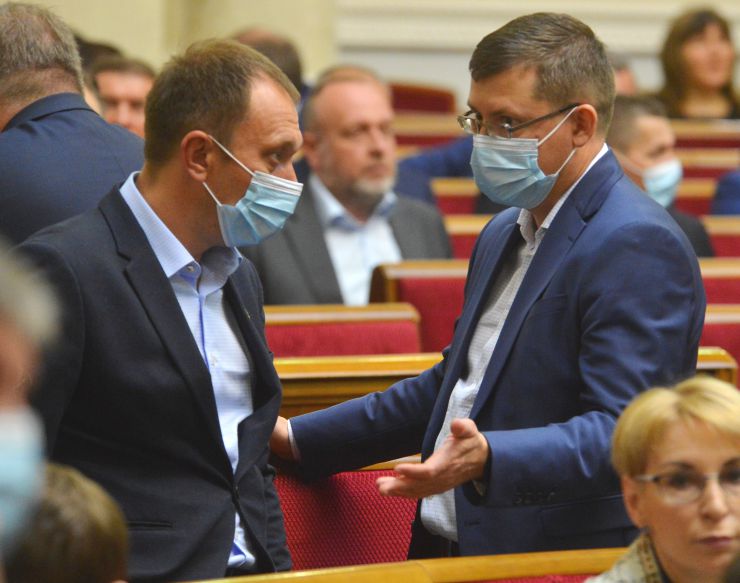 Пленарне засідання Верховної Ради України.

Голова Верховної Ради України Дмитро Разумков відкрив пленарне засідання.

Головуючий зазначив, що сьогодні День пам’яті жертв геноциду кримськотатарського народу.
На пропозицію Голови Верховної Ради України народні депутати хвилиною мовчання вшанували пам’ять всіх, хто загинув у цій трагедії.
Народні депутати продовжують розглядати правки до проекту Закону про внесення змін до деяких законодавчих актів щодо продажу земельних ділянок державної та комунальної власності або прав на них (оренди, суперфіцію, емфітевзису) через електронні аукціони №2195. Ігор Василів Павло Фролов СН
