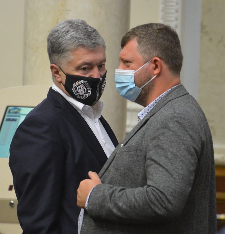 Пленарне засідання Верховної Ради України.

Голова Верховної Ради України Дмитро Разумков відкрив пленарне засідання.

Головуючий зазначив, що сьогодні День пам’яті жертв геноциду кримськотатарського народу.
На пропозицію Голови Верховної Ради України народні депутати хвилиною мовчання вшанували пам’ять всіх, хто загинув у цій трагедії.
Народні депутати продовжують розглядати правки до проекту Закону про внесення змін до деяких законодавчих актів щодо продажу земельних ділянок державної та комунальної власності або прав на них (оренди, суперфіцію, емфітевзису) через електронні аукціони №2195. Петро Порошенко ЄС Олександр Корнієнко СН
