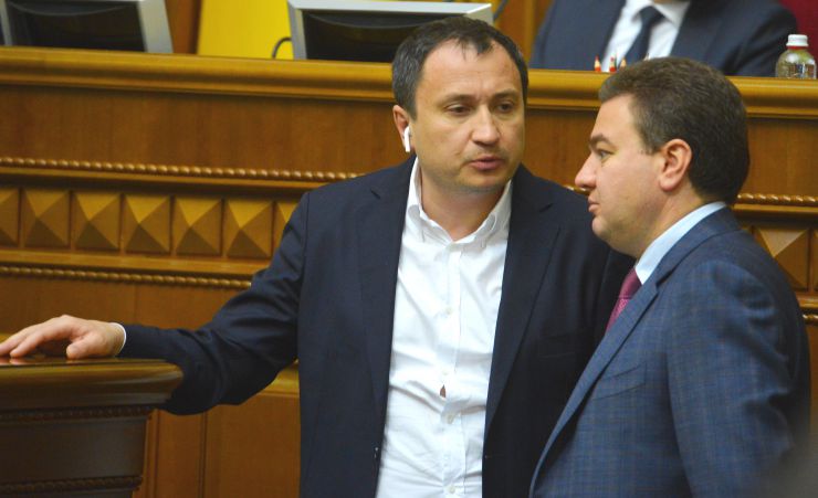 Пленарне засідання Верховної Ради України.

Голова Верховної Ради України Дмитро Разумков відкрив пленарне засідання.

Головуючий зазначив, що сьогодні День пам’яті жертв геноциду кримськотатарського народу.
На пропозицію Голови Верховної Ради України народні депутати хвилиною мовчання вшанували пам’ять всіх, хто загинув у цій трагедії.
Народні депутати продовжують розглядати правки до проекту Закону про внесення змін до деяких законодавчих актів щодо продажу земельних ділянок державної та комунальної власності або прав на них (оренди, суперфіцію, емфітевзису) через електронні аукціони №2195. Микола Сольський СН Віктор Бондар ЗА
