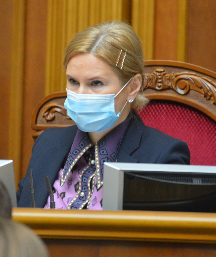 Пленарне засідання Верховної Ради України.

Перший заступник Голови Верховної Ради України Руслан Стефанчук відкрив пленарне засідання. 
Головуючий запросив керівників депутатських фракцій і груп на нараду.
Після закінчення наради Руслан Стефанчук повідомив, що першим питанням є складення присяги народним депутатом. 
Головуючий повідомив, що 27 квітня 2021 року Центральна виборча комісія зареєструвала народного депутата України, обраного на проміжних виборах народного депутата 28 березня 2021 року, в одномандатному виборчому окрузі №50, Аксьонова Андрія Анатолійовича. 
Він запросив для складення присяги народного депутата України Аксьонова Андрія Анатолійовича. 
Новообраний народний депутат склав присягу, перебуваючи у ложі для гостей, оскільки трибуна була заблокована народними депутатами. 
Заступник Голови Верховної Ради Олена Кондратюк виступила із публічним запитом до Голови Служби безпеки України із проханням надати офіційне роз’яснення стосовно можливої наявності у народного депутата Андрія Аксьонова паспорта іншої країни. Вона також пообіцяла поінформувати народних депутатів про отриману відповідь. Олена Кондратюк
