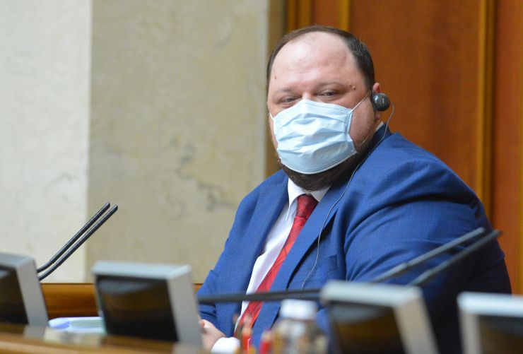Пленарне засідання Верховної Ради України.

Перший заступник Голови Верховної Ради України Руслан Стефанчук відкрив пленарне засідання. 
Головуючий запросив керівників депутатських фракцій і груп на нараду.
Після закінчення наради Руслан Стефанчук повідомив, що першим питанням є складення присяги народним депутатом. 
Головуючий повідомив, що 27 квітня 2021 року Центральна виборча комісія зареєструвала народного депутата України, обраного на проміжних виборах народного депутата 28 березня 2021 року, в одномандатному виборчому окрузі №50, Аксьонова Андрія Анатолійовича. 
Він запросив для складення присяги народного депутата України Аксьонова Андрія Анатолійовича. 
Новообраний народний депутат склав присягу, перебуваючи у ложі для гостей, оскільки трибуна була заблокована народними депутатами. 
Заступник Голови Верховної Ради Олена Кондратюк виступила із публічним запитом до Голови Служби безпеки України із проханням надати офіційне роз’яснення стосовно можливої наявності у народного депутата Андрія Аксьонова паспорта іншої країни. Вона також пообіцяла поінформувати народних депутатів про отриману відповідь.
 Руслан Стефанчук 