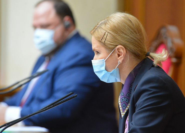 Пленарне засідання Верховної Ради України.

Перший заступник Голови Верховної Ради України Руслан Стефанчук відкрив пленарне засідання. 
Головуючий запросив керівників депутатських фракцій і груп на нараду.
Після закінчення наради Руслан Стефанчук повідомив, що першим питанням є складення присяги народним депутатом. 
Головуючий повідомив, що 27 квітня 2021 року Центральна виборча комісія зареєструвала народного депутата України, обраного на проміжних виборах народного депутата 28 березня 2021 року, в одномандатному виборчому окрузі №50, Аксьонова Андрія Анатолійовича. 
Він запросив для складення присяги народного депутата України Аксьонова Андрія Анатолійовича. 
Новообраний народний депутат склав присягу, перебуваючи у ложі для гостей, оскільки трибуна була заблокована народними депутатами. 
Заступник Голови Верховної Ради Олена Кондратюк виступила із публічним запитом до Голови Служби безпеки України із проханням надати офіційне роз’яснення стосовно можливої наявності у народного депутата Андрія Аксьонова паспорта іншої країни. Вона також пообіцяла поінформувати народних депутатів про отриману відповідь. Олена Кондратюк

