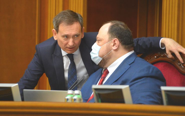 Пленарне засідання Верховної Ради України.

Перший заступник Голови Верховної Ради України Руслан Стефанчук відкрив пленарне засідання. 
Головуючий запросив керівників депутатських фракцій і груп на нараду.
Після закінчення наради Руслан Стефанчук повідомив, що першим питанням є складення присяги народним депутатом. 
Головуючий повідомив, що 27 квітня 2021 року Центральна виборча комісія зареєструвала народного депутата України, обраного на проміжних виборах народного депутата 28 березня 2021 року, в одномандатному виборчому окрузі №50, Аксьонова Андрія Анатолійовича. 
Він запросив для складення присяги народного депутата України Аксьонова Андрія Анатолійовича. 
Новообраний народний депутат склав присягу, перебуваючи у ложі для гостей, оскільки трибуна була заблокована народними депутатами. 
Заступник Голови Верховної Ради Олена Кондратюк виступила із публічним запитом до Голови Служби безпеки України із проханням надати офіційне роз’яснення стосовно можливої наявності у народного депутата Андрія Аксьонова паспорта іншої країни. Вона також пообіцяла поінформувати народних депутатів про отриману відповідь. Федір Веніславський Руслан Стефанчук
