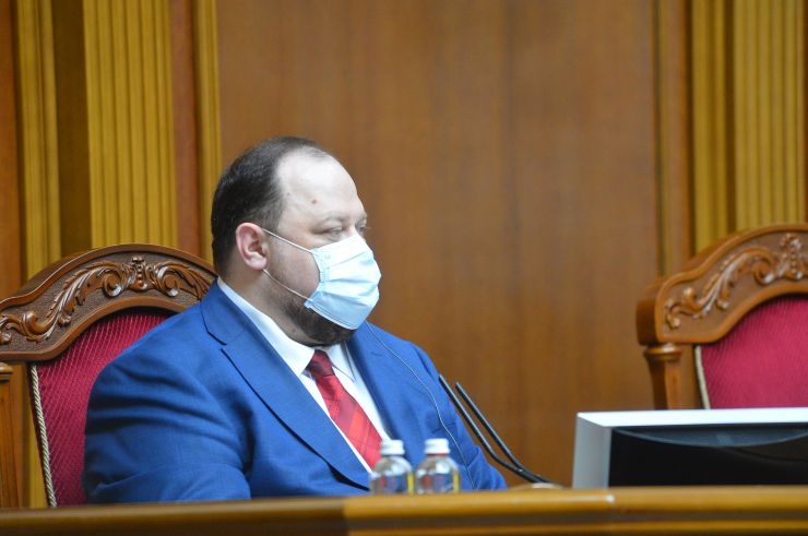 Пленарне засідання Верховної Ради України.

Перший заступник Голови Верховної Ради України Руслан Стефанчук відкрив пленарне засідання. 
Головуючий запросив керівників депутатських фракцій і груп на нараду.
Після закінчення наради Руслан Стефанчук повідомив, що першим питанням є складення присяги народним депутатом. 
Головуючий повідомив, що 27 квітня 2021 року Центральна виборча комісія зареєструвала народного депутата України, обраного на проміжних виборах народного депутата 28 березня 2021 року, в одномандатному виборчому окрузі №50, Аксьонова Андрія Анатолійовича. 
Він запросив для складення присяги народного депутата України Аксьонова Андрія Анатолійовича. 
Новообраний народний депутат склав присягу, перебуваючи у ложі для гостей, оскільки трибуна була заблокована народними депутатами. 
Заступник Голови Верховної Ради Олена Кондратюк виступила із публічним запитом до Голови Служби безпеки України із проханням надати офіційне роз’яснення стосовно можливої наявності у народного депутата Андрія Аксьонова паспорта іншої країни. Вона також пообіцяла поінформувати народних депутатів про отриману відповідь.
 Руслан Стефанчук 
