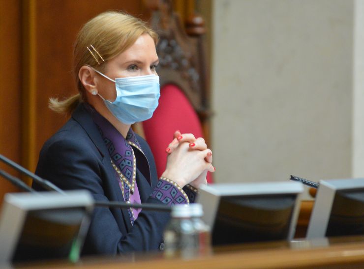 Пленарне засідання Верховної Ради України.

Перший заступник Голови Верховної Ради України Руслан Стефанчук відкрив пленарне засідання. 
Головуючий запросив керівників депутатських фракцій і груп на нараду.
Після закінчення наради Руслан Стефанчук повідомив, що першим питанням є складення присяги народним депутатом. 
Головуючий повідомив, що 27 квітня 2021 року Центральна виборча комісія зареєструвала народного депутата України, обраного на проміжних виборах народного депутата 28 березня 2021 року, в одномандатному виборчому окрузі №50, Аксьонова Андрія Анатолійовича. 
Він запросив для складення присяги народного депутата України Аксьонова Андрія Анатолійовича. 
Новообраний народний депутат склав присягу, перебуваючи у ложі для гостей, оскільки трибуна була заблокована народними депутатами. 
Заступник Голови Верховної Ради Олена Кондратюк виступила із публічним запитом до Голови Служби безпеки України із проханням надати офіційне роз’яснення стосовно можливої наявності у народного депутата Андрія Аксьонова паспорта іншої країни. Вона також пообіцяла поінформувати народних депутатів про отриману відповідь. Олена Кондратюк
