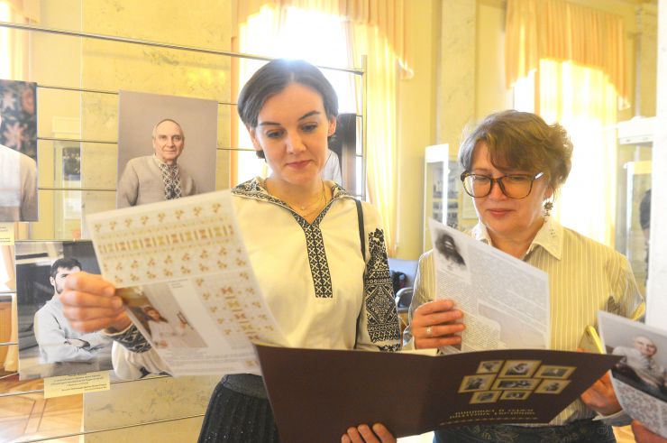 До 15-ліття Всесвітнього дня вишиванки та Міжнародного дня музеїв Міжнародний проєкт «Всесвітній день вишиванки» та  музей «Становлення української нації» презентують у Верховній Раді  фотопроєкт під назвою «Вишивка в одязі видатних українців».

У другій половині ХІХ ст.  представники української аристократії та  свідомої інтелігенції прикладом носити предмети народного одягу розпочали демонструвати свою національну приналежність. У такий спосіб було створено своєрідний прецедент нового національного символу - вишита сорочка.
