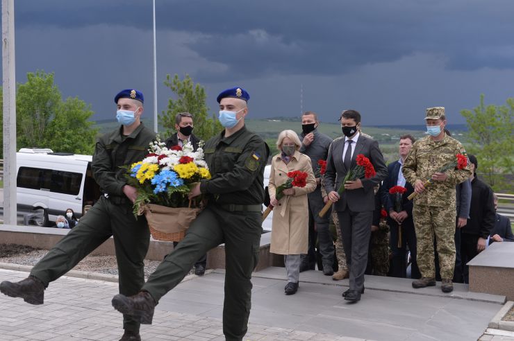 Робоча поїздка  Голови Верховної Ради України Д.О. РАЗУМКОВА і Спікера Сейму Латвійської республіки І. МУРНІЄЦЕ до Донецької області.
Покладання квітів до меморіального комплексу пам’яті загиблих військовослужбовців під час проведення антитерористичної операції/операції Об’єднаних сил. (траса Краматорськ-Слов’янськ, 200 м до стели 