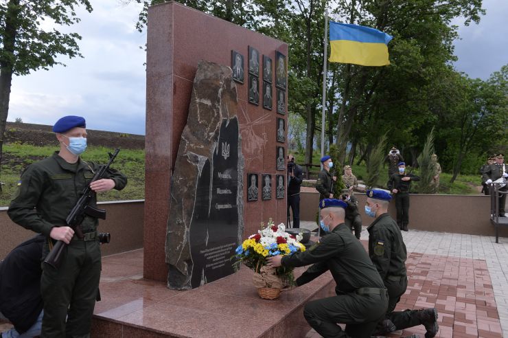 Робоча поїздка  Голови Верховної Ради України Д.О. РАЗУМКОВА і Спікера Сейму Латвійської республіки І. МУРНІЄЦЕ до Донецької області.
Покладання квітів до меморіального комплексу пам’яті загиблих військовослужбовців під час проведення антитерористичної операції/операції Об’єднаних сил. (траса Краматорськ-Слов’янськ, 200 м до стели 