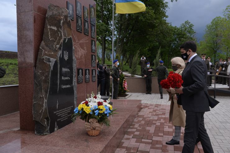 Робоча поїздка  Голови Верховної Ради України Д.О. РАЗУМКОВА і Спікера Сейму Латвійської республіки І. МУРНІЄЦЕ до Донецької області.
Покладання квітів до меморіального комплексу пам’яті загиблих військовослужбовців під час проведення антитерористичної операції/операції Об’єднаних сил. (траса Краматорськ-Слов’янськ, 200 м до стели 
