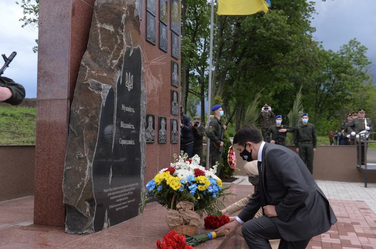 Робоча поїздка  Голови Верховної Ради України Д.О. РАЗУМКОВА і Спікера Сейму Латвійської республіки І. МУРНІЄЦЕ до Донецької області.
Покладання квітів до меморіального комплексу пам’яті загиблих військовослужбовців під час проведення антитерористичної операції/операції Об’єднаних сил. (траса Краматорськ-Слов’янськ, 200 м до стели 