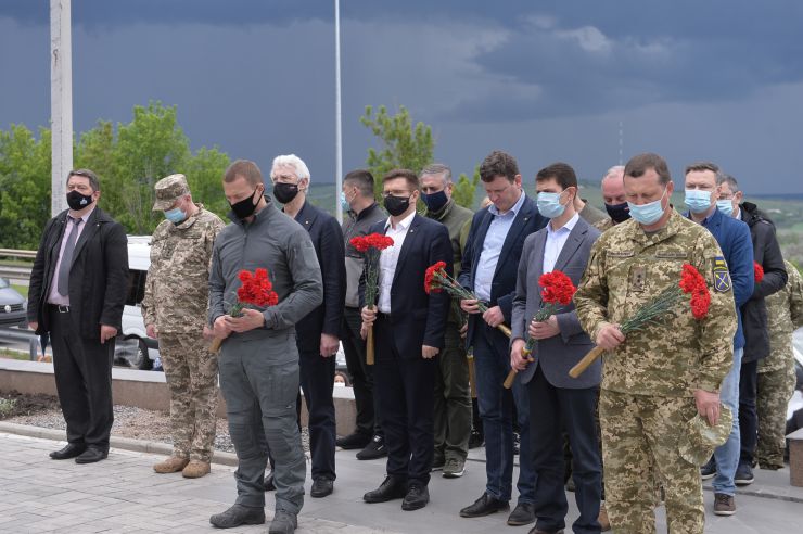 Робоча поїздка  Голови Верховної Ради України Д.О. РАЗУМКОВА і Спікера Сейму Латвійської республіки І. МУРНІЄЦЕ до Донецької області.
Покладання квітів до меморіального комплексу пам’яті загиблих військовослужбовців під час проведення антитерористичної операції/операції Об’єднаних сил. (траса Краматорськ-Слов’янськ, 200 м до стели 