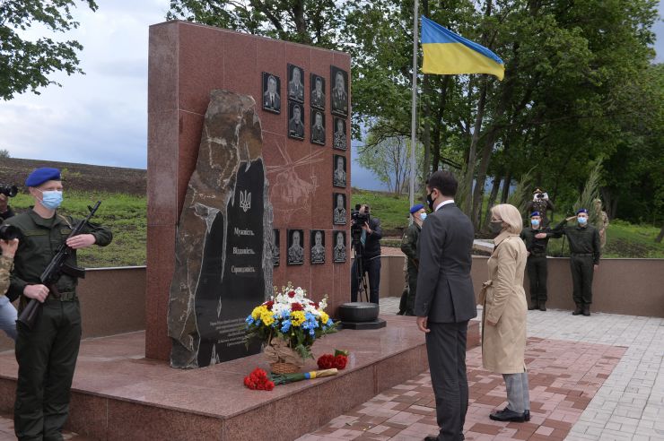 Робоча поїздка  Голови Верховної Ради України Д.О. РАЗУМКОВА і Спікера Сейму Латвійської республіки І. МУРНІЄЦЕ до Донецької області.
Покладання квітів до меморіального комплексу пам’яті загиблих військовослужбовців під час проведення антитерористичної операції/операції Об’єднаних сил. (траса Краматорськ-Слов’янськ, 200 м до стели 