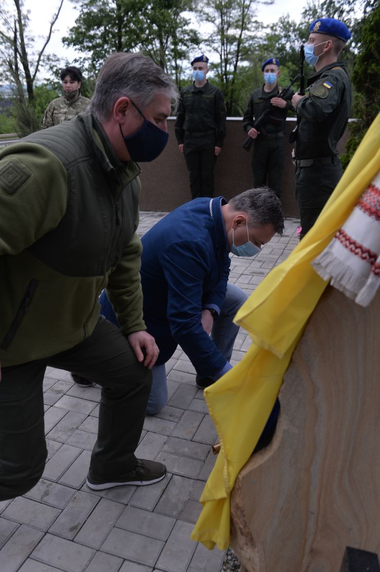 Робоча поїздка  Голови Верховної Ради України Д.О. РАЗУМКОВА і Спікера Сейму Латвійської республіки І. МУРНІЄЦЕ до Донецької області.
Покладання квітів до меморіального комплексу пам’яті загиблих військовослужбовців під час проведення антитерористичної операції/операції Об’єднаних сил. (траса Краматорськ-Слов’янськ, 200 м до стели 