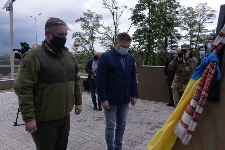 Робоча поїздка  Голови Верховної Ради України Д.О. РАЗУМКОВА і Спікера Сейму Латвійської республіки І. МУРНІЄЦЕ до Донецької області.
Покладання квітів до меморіального комплексу пам’яті загиблих військовослужбовців під час проведення антитерористичної операції/операції Об’єднаних сил. (траса Краматорськ-Слов’янськ, 200 м до стели 