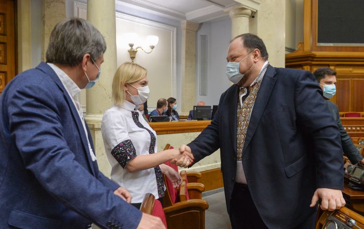 Пленарне засідання Верховної Ради України.

Голова Верховної Ради України Дмитро Разумков відкрив пленарне засідання. 

Головуючий народному депутату Вікторії Сюмар, яка виступила із заявою від двох фракцій. У заяві йшлося про ситуацію, яка склалася з вакцинацією в Україні, зокрема про проведення вакцинації чиновників. 
Із заявою від двох фракцій виступила народний депутат Кіра Рудик. У заяві йшлося про позицію фракції партії «Голос» у питанні призначення нових міністрів в Уряд та вимоги фракції до них. 

Головуючий оголосив до розгляду кадрове питання. 
Прем'єр-міністр України Денис Шмигаль доповів подання про призначення Ляшка В.К. Міністром охорони здоров’я України і попросив народних депутатів його підтримати.
Головуючий поставив на голосування пропозицію про призначення Віктора Ляшка Міністром охорони здоров’я. 
Народні депутати 262 голосами підтримали пропозицію. 
Новопризначений Міністр склав присягу перед Верховною Радою.

Народні депутати 284 голосами підтримали призначення Олександра Кубракова Міністром інфраструктури. 
Новопризначений Міністр склав присягу члена Кабінету Міністрів.
