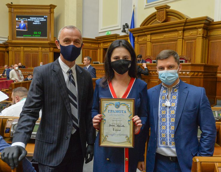 Пленарне засідання Верховної Ради України.

Голова Верховної Ради України Дмитро Разумков відкрив пленарне засідання. 

Головуючий народному депутату Вікторії Сюмар, яка виступила із заявою від двох фракцій. У заяві йшлося про ситуацію, яка склалася з вакцинацією в Україні, зокрема про проведення вакцинації чиновників. 
Із заявою від двох фракцій виступила народний депутат Кіра Рудик. У заяві йшлося про позицію фракції партії «Голос» у питанні призначення нових міністрів в Уряд та вимоги фракції до них. 

Головуючий оголосив до розгляду кадрове питання. 
Прем'єр-міністр України Денис Шмигаль доповів подання про призначення Ляшка В.К. Міністром охорони здоров’я України і попросив народних депутатів його підтримати.
Головуючий поставив на голосування пропозицію про призначення Віктора Ляшка Міністром охорони здоров’я. 
Народні депутати 262 голосами підтримали пропозицію. 
Новопризначений Міністр склав присягу перед Верховною Радою.

Народні депутати 284 голосами підтримали призначення Олександра Кубракова Міністром інфраструктури. 
Новопризначений Міністр склав присягу члена Кабінету Міністрів.
