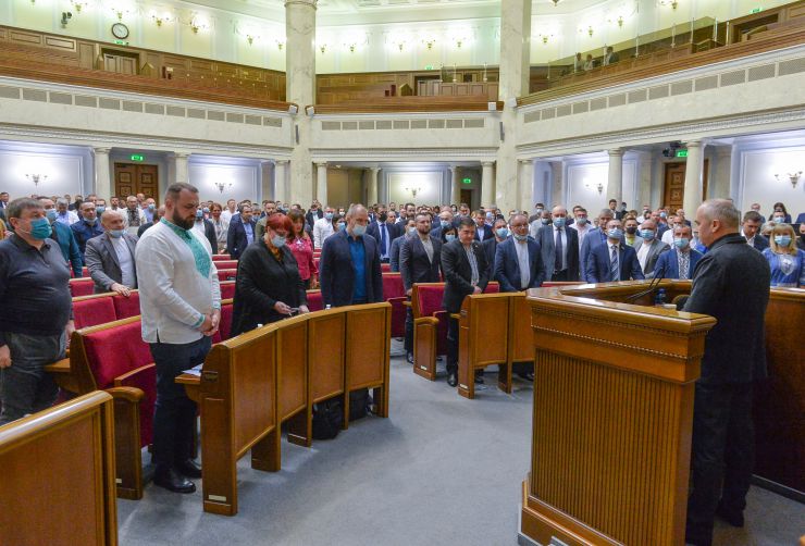 Пленарне засідання Верховної Ради України.

Голова Верховної Ради України Дмитро Разумков відкрив пленарне засідання. 

Головуючий народному депутату Вікторії Сюмар, яка виступила із заявою від двох фракцій. У заяві йшлося про ситуацію, яка склалася з вакцинацією в Україні, зокрема про проведення вакцинації чиновників. 
Із заявою від двох фракцій виступила народний депутат Кіра Рудик. У заяві йшлося про позицію фракції партії «Голос» у питанні призначення нових міністрів в Уряд та вимоги фракції до них. 

Головуючий оголосив до розгляду кадрове питання. 
Прем'єр-міністр України Денис Шмигаль доповів подання про призначення Ляшка В.К. Міністром охорони здоров’я України і попросив народних депутатів його підтримати.
Головуючий поставив на голосування пропозицію про призначення Віктора Ляшка Міністром охорони здоров’я. 
Народні депутати 262 голосами підтримали пропозицію. 
Новопризначений Міністр склав присягу перед Верховною Радою.

Народні депутати 284 голосами підтримали призначення Олександра Кубракова Міністром інфраструктури. 
Новопризначений Міністр склав присягу члена Кабінету Міністрів.
