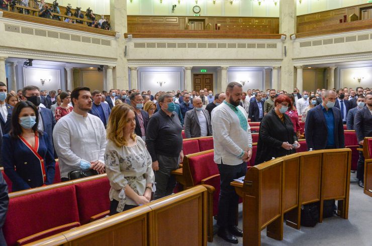 Пленарне засідання Верховної Ради України.

Голова Верховної Ради України Дмитро Разумков відкрив пленарне засідання. 

Головуючий народному депутату Вікторії Сюмар, яка виступила із заявою від двох фракцій. У заяві йшлося про ситуацію, яка склалася з вакцинацією в Україні, зокрема про проведення вакцинації чиновників. 
Із заявою від двох фракцій виступила народний депутат Кіра Рудик. У заяві йшлося про позицію фракції партії «Голос» у питанні призначення нових міністрів в Уряд та вимоги фракції до них. 

Головуючий оголосив до розгляду кадрове питання. 
Прем'єр-міністр України Денис Шмигаль доповів подання про призначення Ляшка В.К. Міністром охорони здоров’я України і попросив народних депутатів його підтримати.
Головуючий поставив на голосування пропозицію про призначення Віктора Ляшка Міністром охорони здоров’я. 
Народні депутати 262 голосами підтримали пропозицію. 
Новопризначений Міністр склав присягу перед Верховною Радою.

Народні депутати 284 голосами підтримали призначення Олександра Кубракова Міністром інфраструктури. 
Новопризначений Міністр склав присягу члена Кабінету Міністрів.
