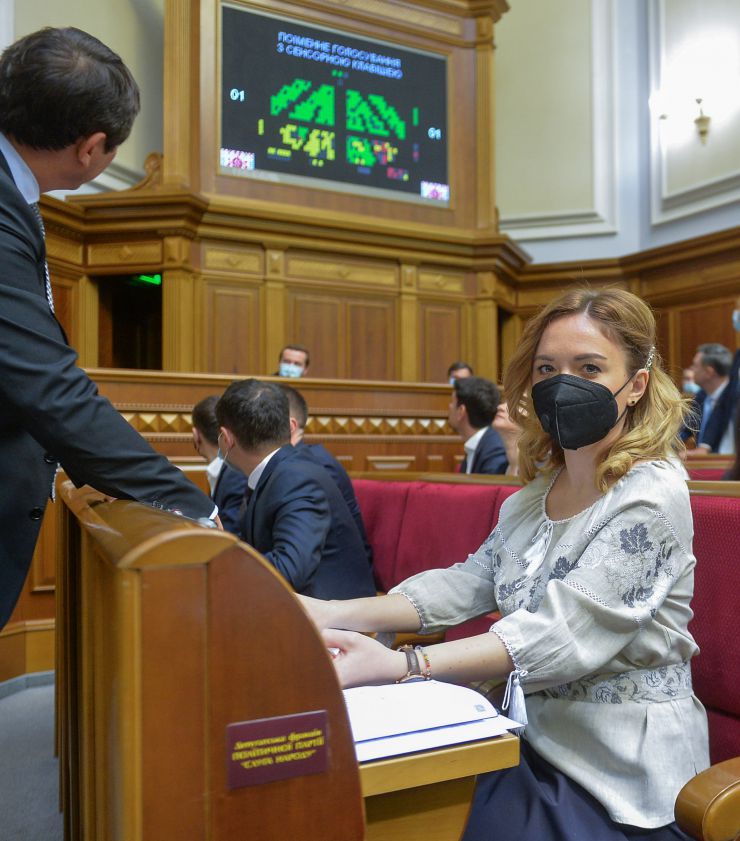 Пленарне засідання Верховної Ради України.

Голова Верховної Ради України Дмитро Разумков відкрив пленарне засідання. 

Головуючий народному депутату Вікторії Сюмар, яка виступила із заявою від двох фракцій. У заяві йшлося про ситуацію, яка склалася з вакцинацією в Україні, зокрема про проведення вакцинації чиновників. 
Із заявою від двох фракцій виступила народний депутат Кіра Рудик. У заяві йшлося про позицію фракції партії «Голос» у питанні призначення нових міністрів в Уряд та вимоги фракції до них. 

Головуючий оголосив до розгляду кадрове питання. 
Прем'єр-міністр України Денис Шмигаль доповів подання про призначення Ляшка В.К. Міністром охорони здоров’я України і попросив народних депутатів його підтримати.
Головуючий поставив на голосування пропозицію про призначення Віктора Ляшка Міністром охорони здоров’я. 
Народні депутати 262 голосами підтримали пропозицію. 
Новопризначений Міністр склав присягу перед Верховною Радою.

Народні депутати 284 голосами підтримали призначення Олександра Кубракова Міністром інфраструктури. 
Новопризначений Міністр склав присягу члена Кабінету Міністрів.
