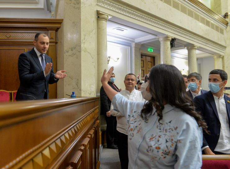 Пленарне засідання Верховної Ради України.

Голова Верховної Ради України Дмитро Разумков відкрив пленарне засідання. 

Головуючий народному депутату Вікторії Сюмар, яка виступила із заявою від двох фракцій. У заяві йшлося про ситуацію, яка склалася з вакцинацією в Україні, зокрема про проведення вакцинації чиновників. 
Із заявою від двох фракцій виступила народний депутат Кіра Рудик. У заяві йшлося про позицію фракції партії «Голос» у питанні призначення нових міністрів в Уряд та вимоги фракції до них. 

Головуючий оголосив до розгляду кадрове питання. 
Прем'єр-міністр України Денис Шмигаль доповів подання про призначення Ляшка В.К. Міністром охорони здоров’я України і попросив народних депутатів його підтримати.
Головуючий поставив на голосування пропозицію про призначення Віктора Ляшка Міністром охорони здоров’я. 
Народні депутати 262 голосами підтримали пропозицію. 
Новопризначений Міністр склав присягу перед Верховною Радою.

Народні депутати 284 голосами підтримали призначення Олександра Кубракова Міністром інфраструктури. 
Новопризначений Міністр склав присягу члена Кабінету Міністрів.
