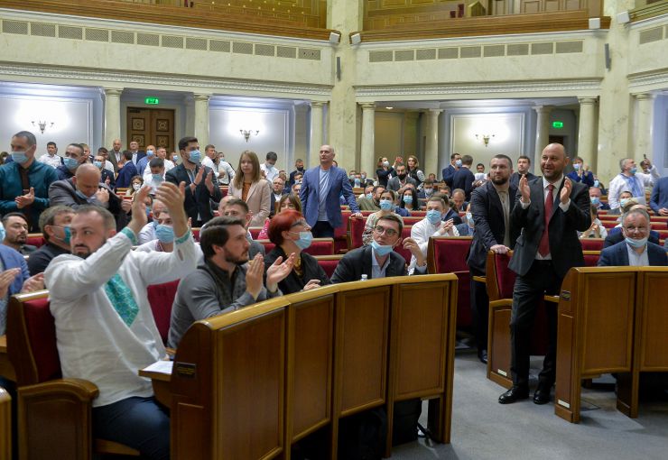 Пленарне засідання Верховної Ради України.

Голова Верховної Ради України Дмитро Разумков відкрив пленарне засідання. 

Головуючий народному депутату Вікторії Сюмар, яка виступила із заявою від двох фракцій. У заяві йшлося про ситуацію, яка склалася з вакцинацією в Україні, зокрема про проведення вакцинації чиновників. 
Із заявою від двох фракцій виступила народний депутат Кіра Рудик. У заяві йшлося про позицію фракції партії «Голос» у питанні призначення нових міністрів в Уряд та вимоги фракції до них. 

Головуючий оголосив до розгляду кадрове питання. 
Прем'єр-міністр України Денис Шмигаль доповів подання про призначення Ляшка В.К. Міністром охорони здоров’я України і попросив народних депутатів його підтримати.
Головуючий поставив на голосування пропозицію про призначення Віктора Ляшка Міністром охорони здоров’я. 
Народні депутати 262 голосами підтримали пропозицію. 
Новопризначений Міністр склав присягу перед Верховною Радою.

Народні депутати 284 голосами підтримали призначення Олександра Кубракова Міністром інфраструктури. 
Новопризначений Міністр склав присягу члена Кабінету Міністрів.

