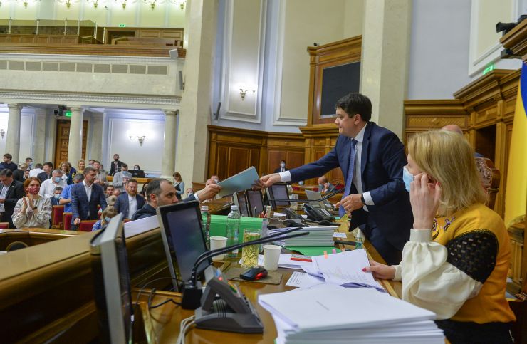 Пленарне засідання Верховної Ради України.

Голова Верховної Ради України Дмитро Разумков відкрив пленарне засідання. 

Головуючий народному депутату Вікторії Сюмар, яка виступила із заявою від двох фракцій. У заяві йшлося про ситуацію, яка склалася з вакцинацією в Україні, зокрема про проведення вакцинації чиновників. 
Із заявою від двох фракцій виступила народний депутат Кіра Рудик. У заяві йшлося про позицію фракції партії «Голос» у питанні призначення нових міністрів в Уряд та вимоги фракції до них. 

Головуючий оголосив до розгляду кадрове питання. 
Прем'єр-міністр України Денис Шмигаль доповів подання про призначення Ляшка В.К. Міністром охорони здоров’я України і попросив народних депутатів його підтримати.
Головуючий поставив на голосування пропозицію про призначення Віктора Ляшка Міністром охорони здоров’я. 
Народні депутати 262 голосами підтримали пропозицію. 
Новопризначений Міністр склав присягу перед Верховною Радою.

Народні депутати 284 голосами підтримали призначення Олександра Кубракова Міністром інфраструктури. 
Новопризначений Міністр склав присягу члена Кабінету Міністрів.
