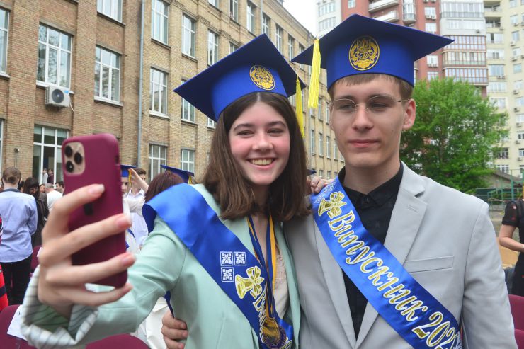 Свято останнього дзвоника в ліцеї №38. Київ. Випускники 11б Дана Серьогіна та Олександр Прохоров