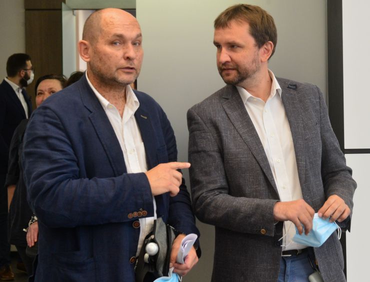 Форум “Українська книжкова революція”, в якому взяли участь представники громадського сектору, видавничого бізнесу, письменники, представники влади. Організатори ставлять собі за мету об’єднати зусилля громадянського суспільства, письменників, влади й бізнесу та розпочати спільні дії заради створення потужного  самодостатнього українського книжкового ринку.
Юрій Марченко представник інституту книги, народний депутат України Володимир В`ятрович
