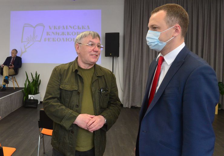 Форум “Українська книжкова революція”, в якому взяли участь представники громадського сектору, видавничого бізнесу, письменники, представники влади. Організатори ставлять собі за мету об’єднати зусилля громадянського суспільства, письменників, влади й бізнесу та розпочати спільні дії заради створення потужного  самодостатнього українського книжкового ринку.
Сергій Куліда головний редактор газети «Літературна Україна», Уповноважений із захисту державної мови Тарас Кремінь
