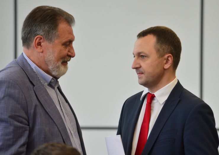 Форум “Українська книжкова революція”, в якому взяли участь представники громадського сектору, видавничого бізнесу, письменники, представники влади. Організатори ставлять собі за мету об’єднати зусилля громадянського суспільства, письменників, влади й бізнесу та розпочати спільні дії заради створення потужного  самодостатнього українського книжкового ринку.
Олександр Афонін голова асоціації видавців, Уповноважений із захисту державної мови Тарас Кремінь

