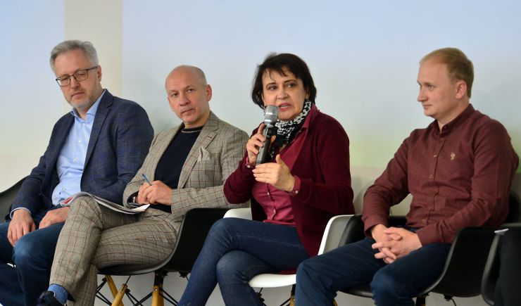 Форум “Українська книжкова революція”, в якому взяли участь представники громадського сектору, видавничого бізнесу, письменники, представники влади. Організатори ставлять собі за мету об’єднати зусилля громадянського суспільства, письменників, влади й бізнесу та розпочати спільні дії заради створення потужного  самодостатнього українського книжкового ринку.
Роман Цуприк засновник мережі книгарень «Є», генеральний директор видавництва “Ранок” Віктор Круглов, письменниця Оксана Забужко, засновник видавництва “Лабораторія” Антон Мартинов
