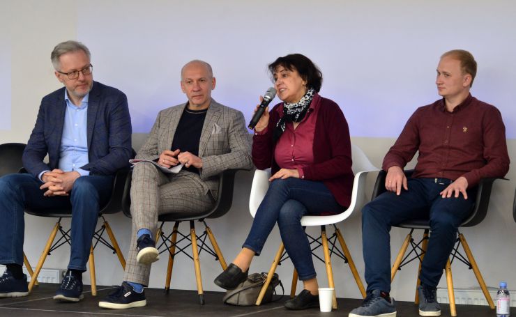 Форум “Українська книжкова революція”, в якому взяли участь представники громадського сектору, видавничого бізнесу, письменники, представники влади. Організатори ставлять собі за мету об’єднати зусилля громадянського суспільства, письменників, влади й бізнесу та розпочати спільні дії заради створення потужного  самодостатнього українського книжкового ринку.
Роман Цуприк засновник мережі книгарень «Є», генеральний директор видавництва “Ранок” Віктор Круглов, письменниця Оксана Забужко, засновник видавництва “Лабораторія” Антон Мартинов
